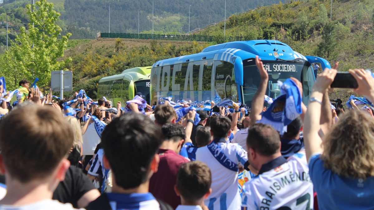 Marea txuri-urdina Zubietaraino heldu da, Realekoei harrera beroa egitera