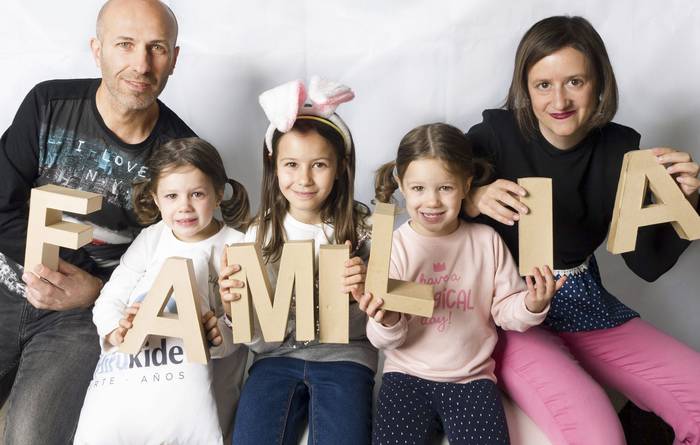 Hirukidek aurkezpen deialdi baterako deia luzatu die familia ugariei