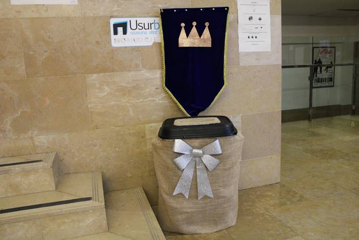 Erregeentzako gutunak uzteko postontzia Sutegin