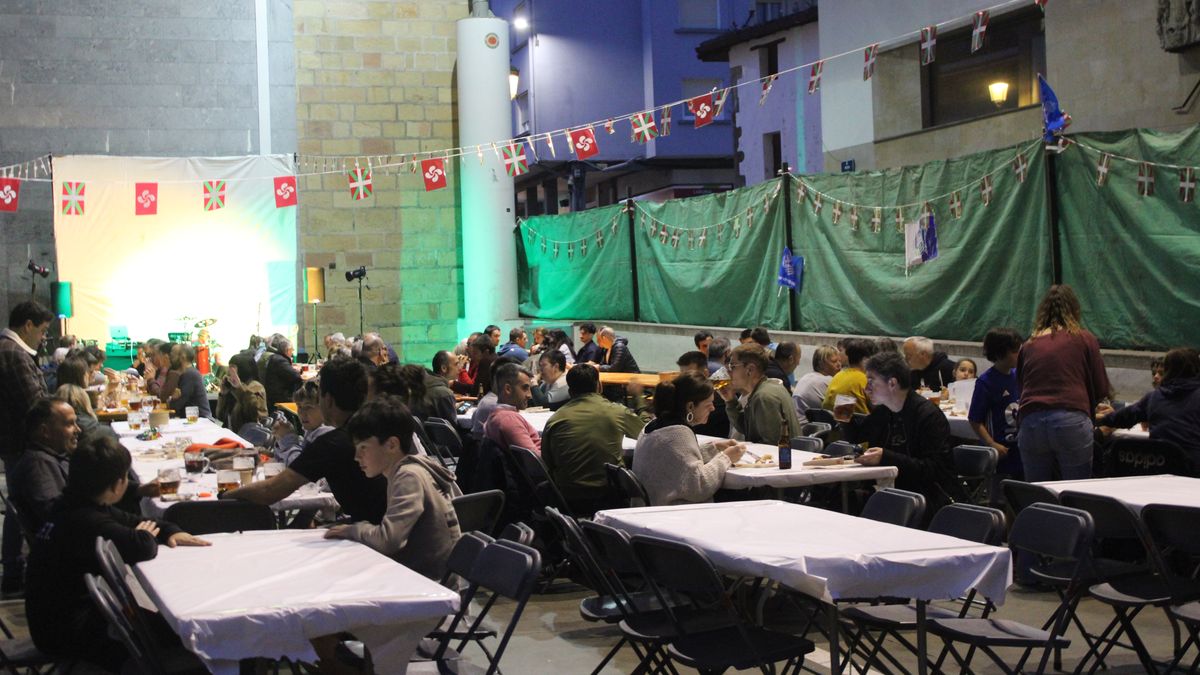 Giro ederrean doa erdibidera heltzear den Usurbil K.E.-ren azoka