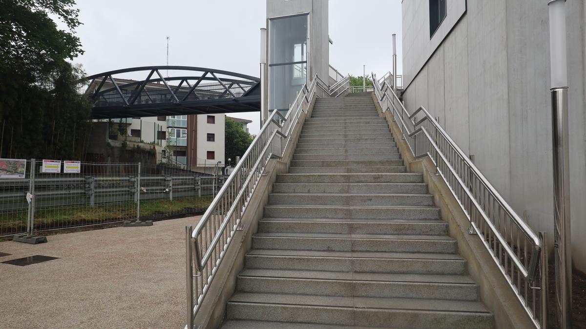 Tren-geltoki berria inguratzen duen pasabide berria zabalik