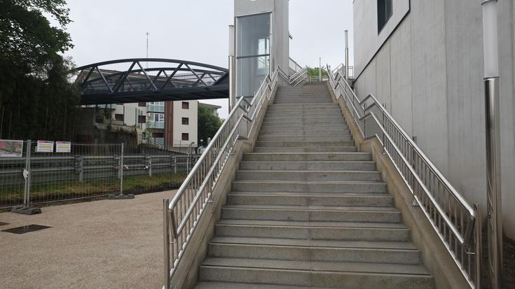 Tren-geltoki berria inguratzen duen pasabide berria zabalik