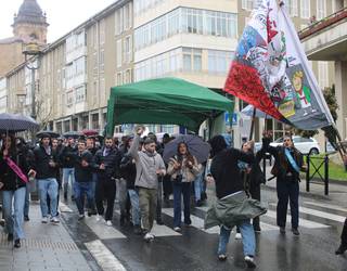 Iruñeako Peña Alegriako kideak larunbat euritsu hau jaiegunean bilakatu dute