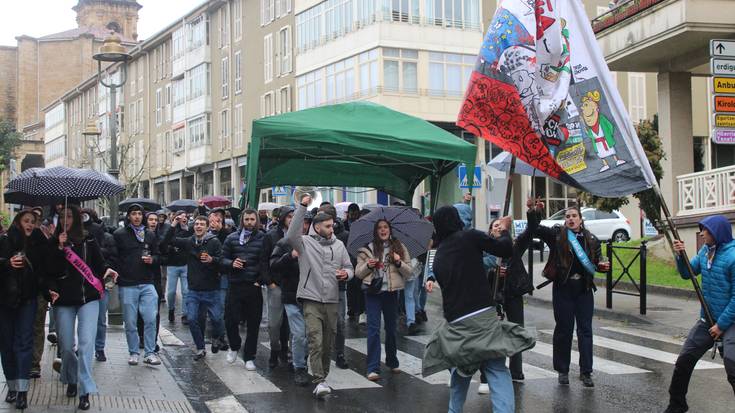 Iruñeako Peña Alegriako kideak larunbat euritsu hau jaiegunean bilakatu dute