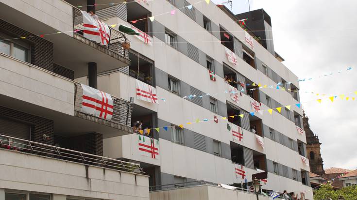 Sagardo Egunez balkoiak apaintzeko erabilitako plastiko zatiak itzultzeko aukera asteburuan