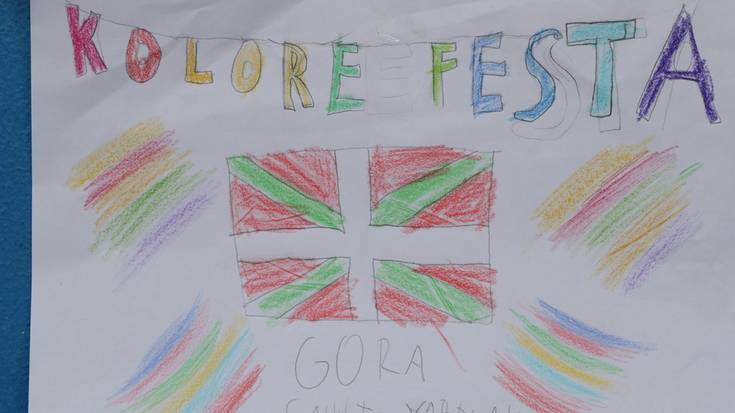 Kolore festa egin dute goizean frontoian