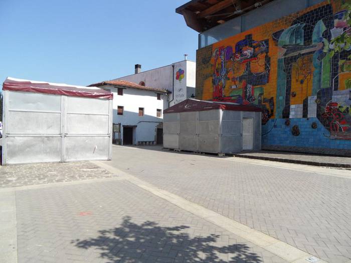 Jaietarako txosnak, Mikel Laboa plazan dira jada