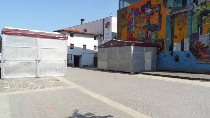 Jaietarako txosnak, Mikel Laboa plazan dira jada