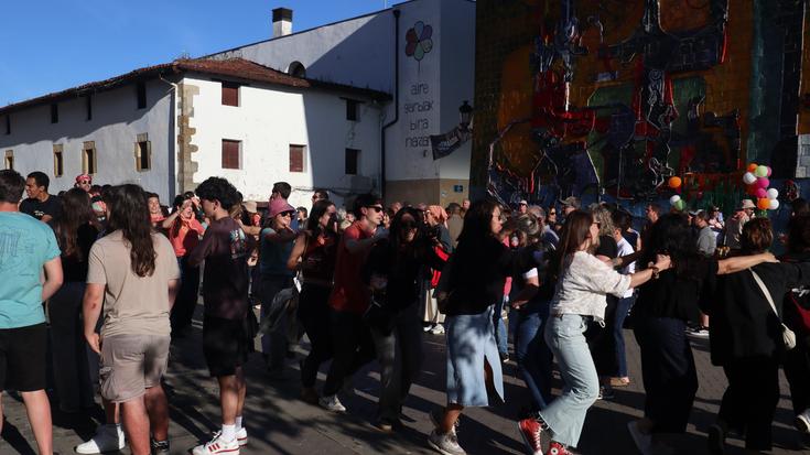"40 urtez bidelagun" abestia plazaratu du estreinakoz Ondoezik taldeak
