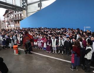 Gabonei abestuz plazaratuko dira gaur Udarregi ikastolakoak