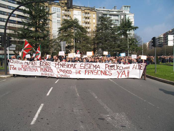 "Manifestatu zaitez, ez diezazutela pentsioa lapurtu"