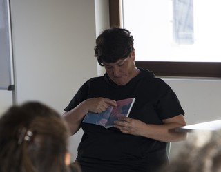 "Bizitza baten txatalak, andre bat lurrari emana" liburua aurkeztu du Onintza Enbeitak