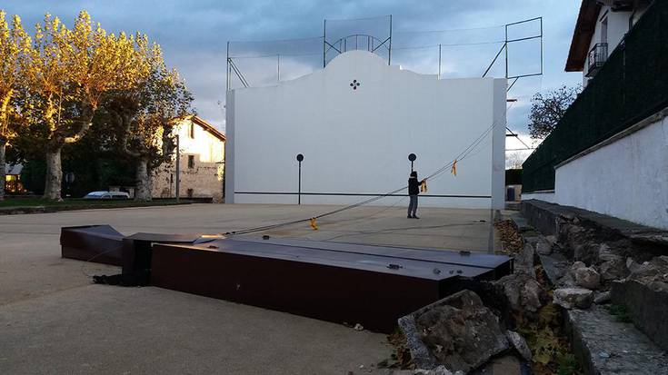 Haizeteak kalteak eragin ditu Zubietako errebote plazan