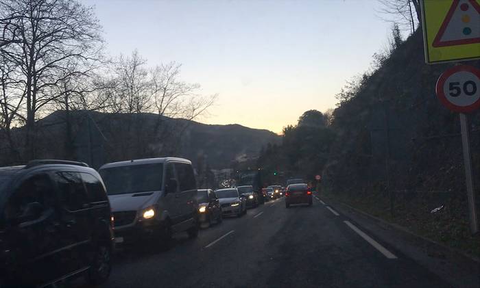 Aldundiak ezarritako epea igaro da eta N-634 errepideko errei batek itxita jarraitzen du oraindik