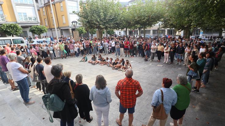Elkarretaratze jendetsua egin dute, larunbateko eraso larria salatu eta erasotua babesteko