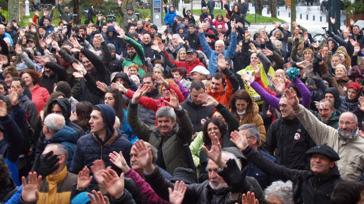 "Aterkimob" koloretsu eta alaiak borobildu du, alternatibaren aldeko manifestazio jendetsua