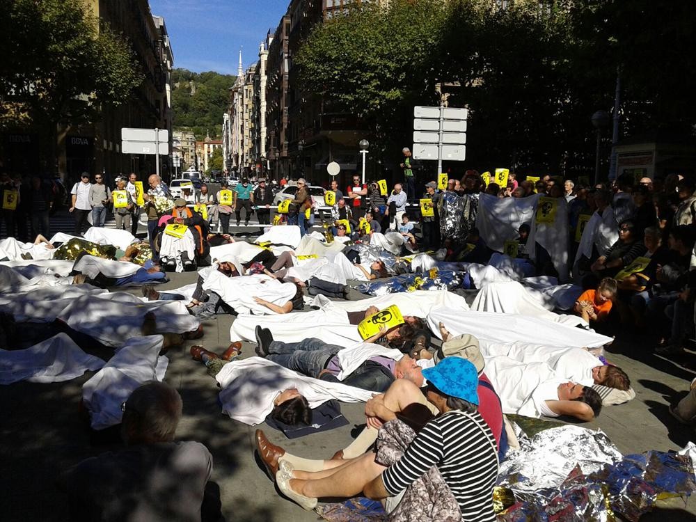 Erraustegiaren aurkako mobilizazio jendetsua egin dute, Aldundia eta Santander Bankuaren parean