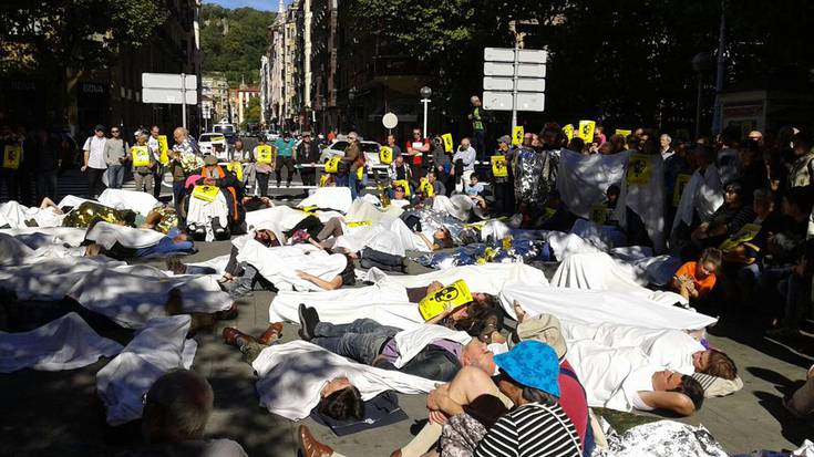Erraustegiaren aurkako mobilizazio jendetsua egin dute, Aldundia eta Santander Bankuaren parean