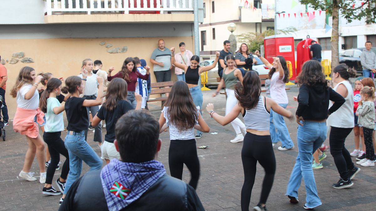 Festa giroan sartzear Santuenea