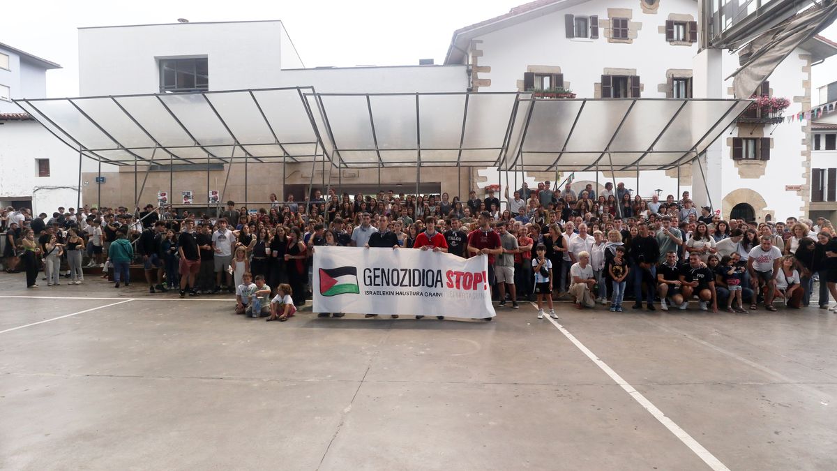 Palestinarren aurkako genozidioa gerarazteko herri oihua argazki jendetsuan irudikatu dute