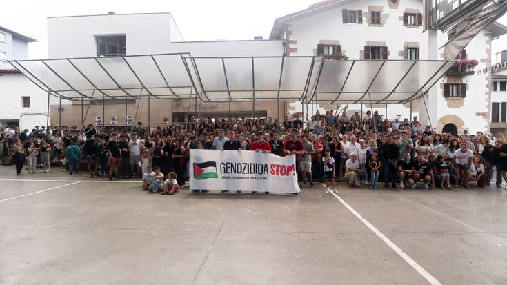 Palestinarren aurkako genozidioa gerarazteko herri oihua argazki jendetsuan irudikatu dute
