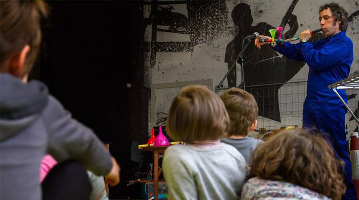 "Trakamatraka" ikuskizuna eta Eskola Txikiaren Eguna asteotan, jaien atarian den Aginagan