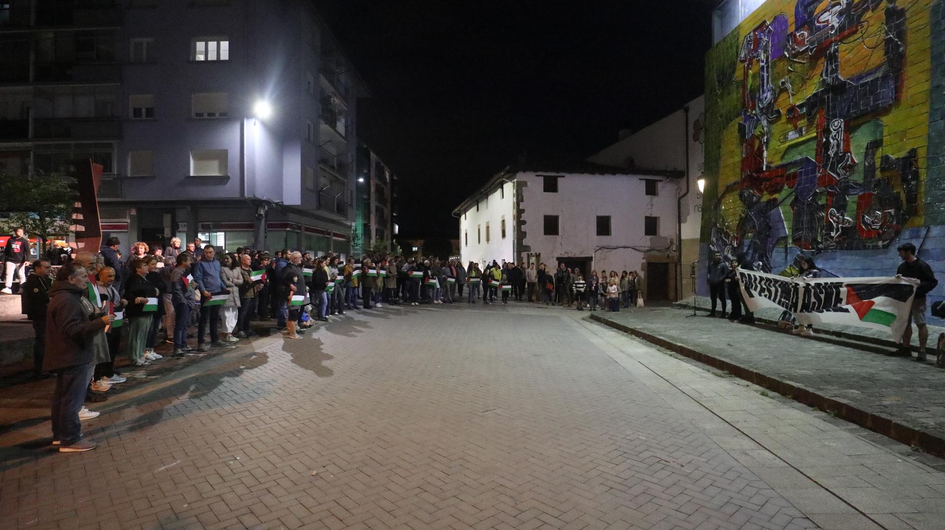 Bi orduko mobilizazio girotua eta elkartasun mahaia Palestinaren alde