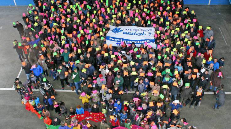 Herri kontsultarako galdera eta abestiaren aurkezpena, igandeko Bizi Kalean