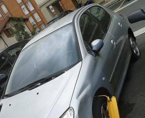 Auto abandonatua, aparkaleku bat okupatuz