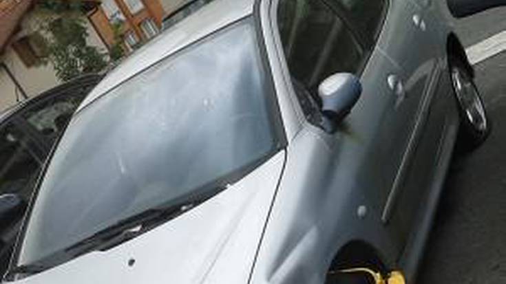 Auto abandonatua, aparkaleku bat okupatuz