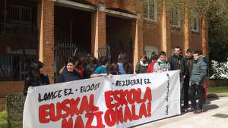 Euskal eskola nazionalaren alde elkarretaratu dira, greba eguna duten ikasleak