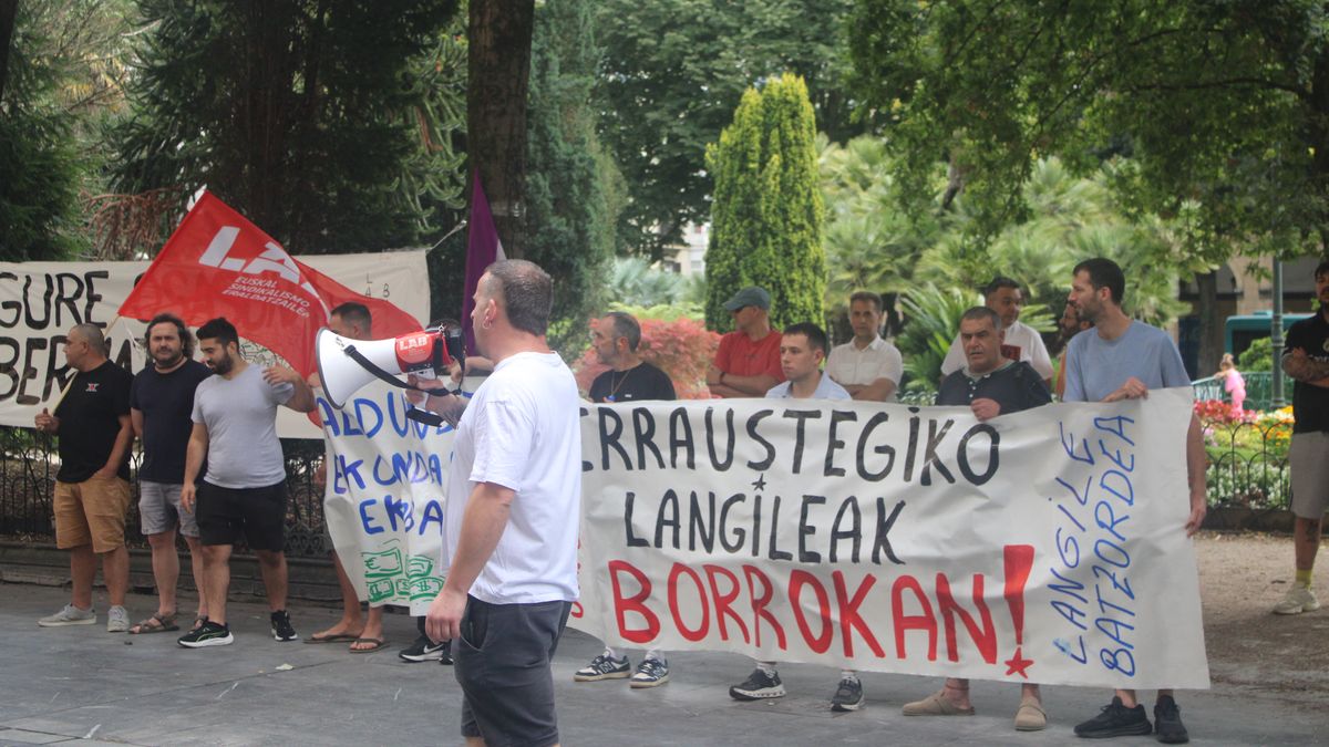 Elkarretaratzea erraustegiaren atarian, abuztuaren 19ko sutea salatzeko