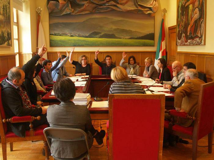 Erraustegiari herri bezala bat eginda erantzuteko deia egin du Usurbilgo alkateak