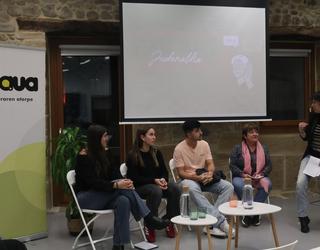 Sare sozialen korapiloez hausnarrean, "adi entzun, gozo idatzi" jardunaldian