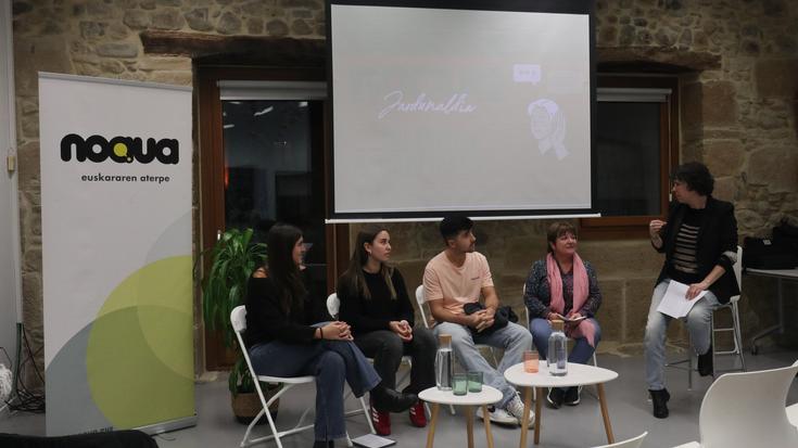 Sare sozialen korapiloez hausnarrean, "adi entzun, gozo idatzi" jardunaldian