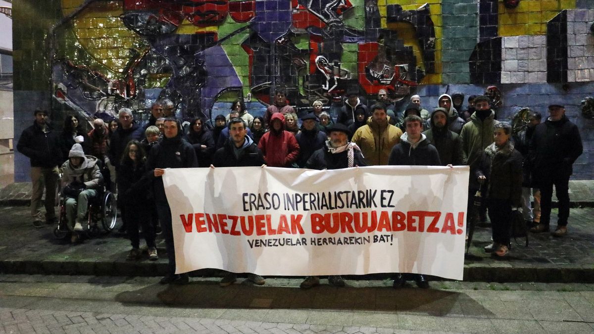 Venezuelak jasandako erasoak salatu eta bertako herriarekin bat egin dute elkarretaratze bidez