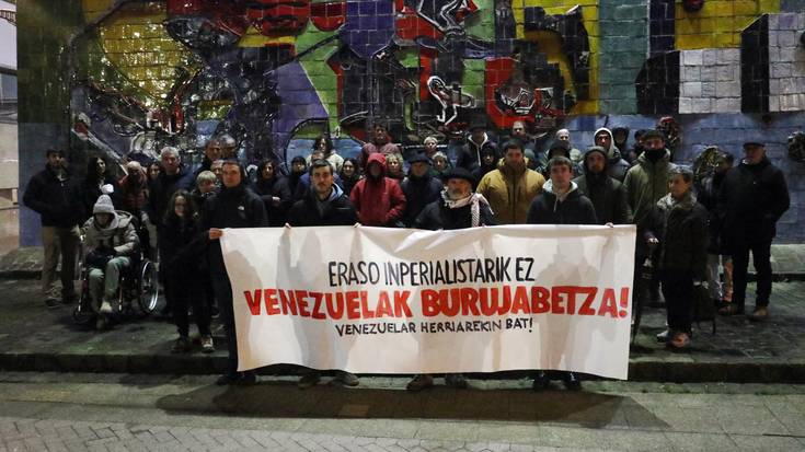 Venezuelak jasandako erasoak salatu eta bertako herriarekin bat egin dute elkarretaratze bidez
