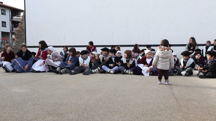 Zubietako Eskola errebote plazatik kantuan eta dantzan eguberriei
