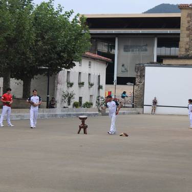 Kirol hitzorduak: eskubaloia, futbola, errebotea