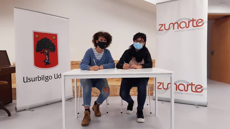 Musika Eskolari emandako laguntza indartzen duen hitzarmena berritu dute Zumartek eta Udalak